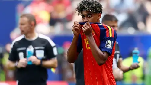 4 معلّقين و5 قنوات لنقل مباراة فرنسا وإسبانيا في نصف نهائي كأس العالم 2